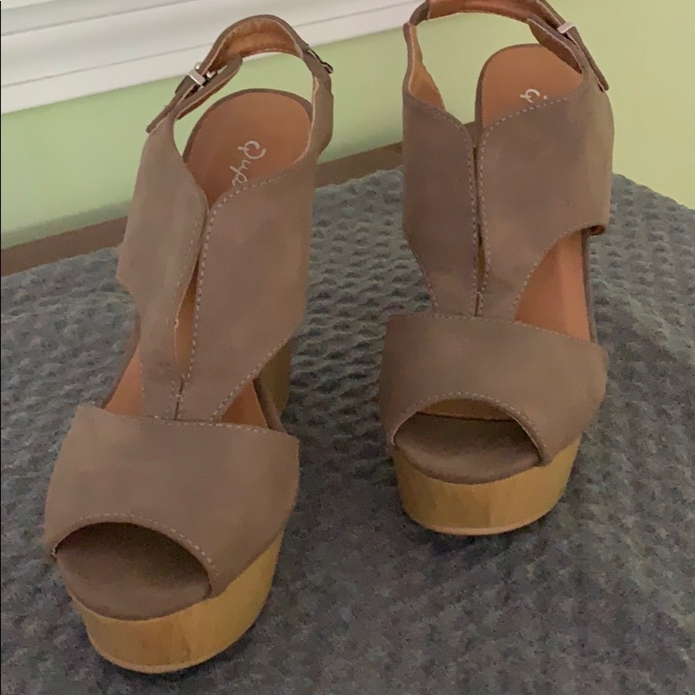 Platform peep toe shoes